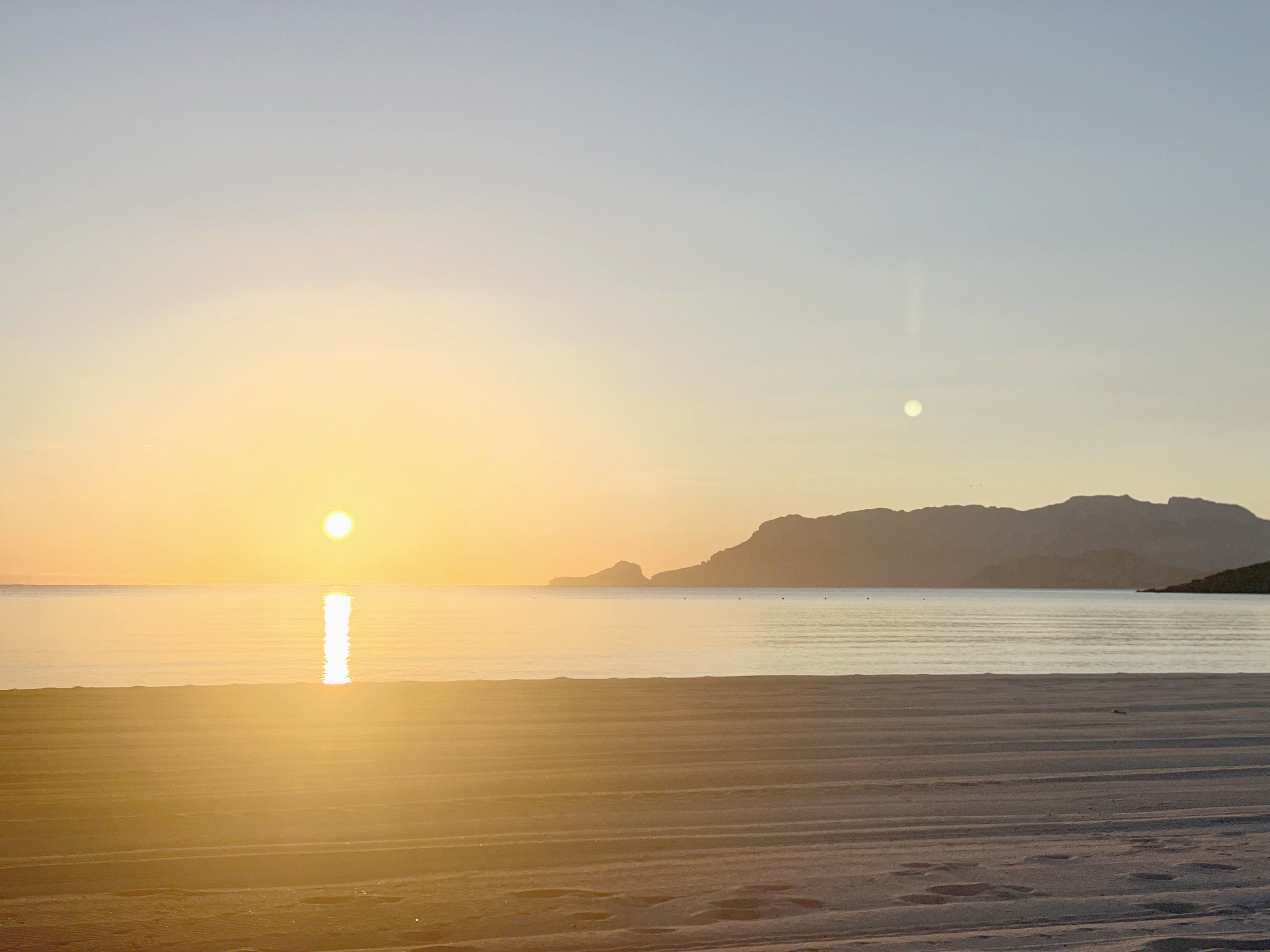 Sonnenuntergang über dem Meer, rechts die Küste Sardiniens