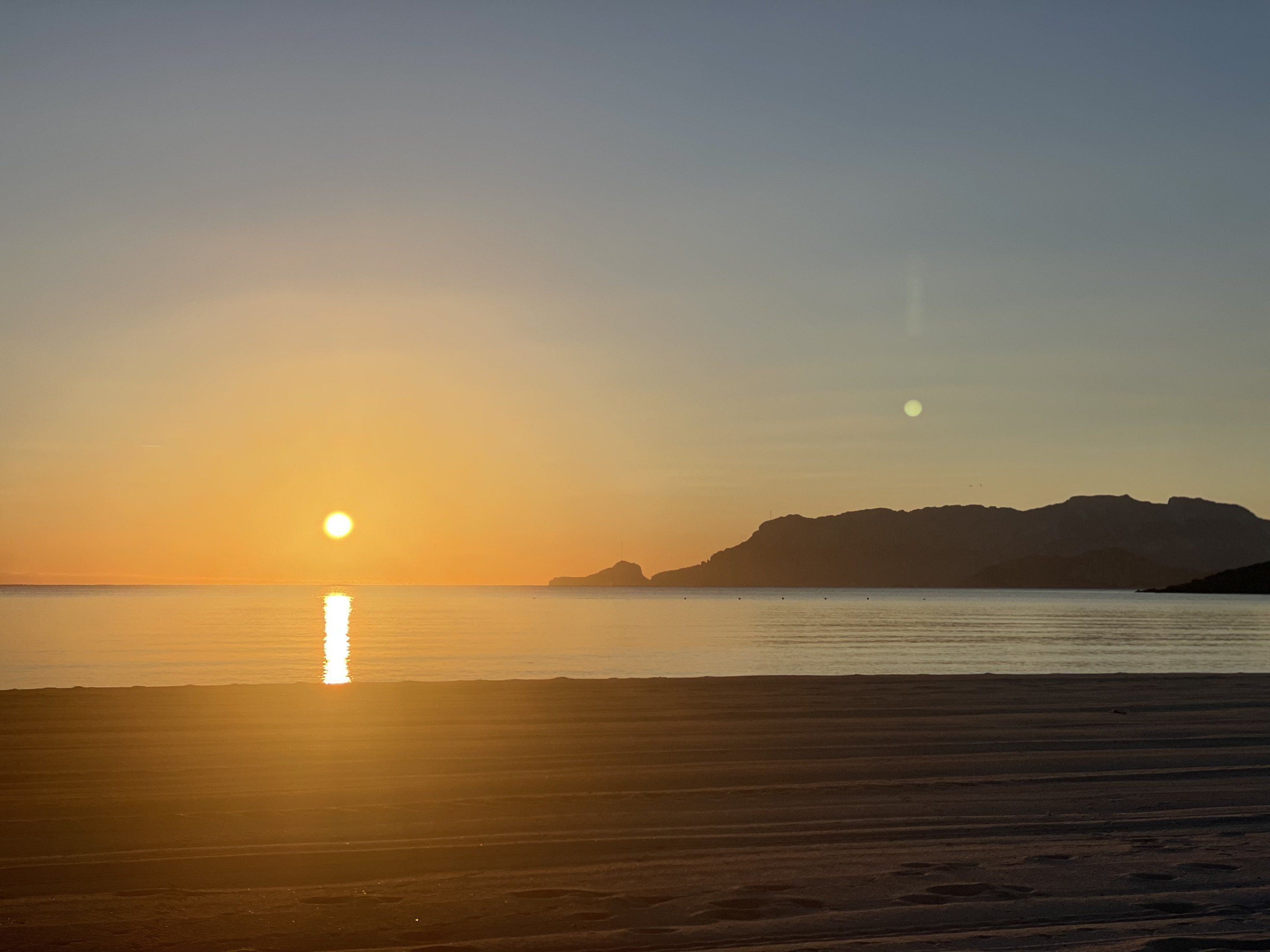Sonnenuntergang über dem Meer, rechts die Küste Sardiniens